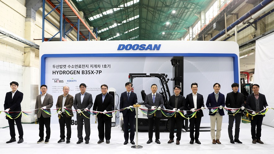 Doosan hydrogen forklift revealed in Korea.
