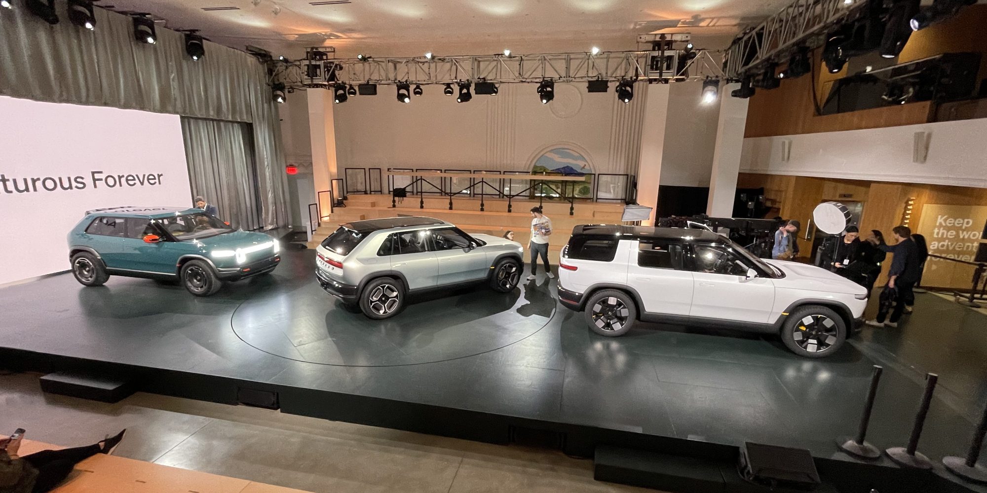 Transforming a Rivian: From Glossy to Stealth with Seattle ClearBra's  Expertise  Rivian Forum - R1T R1S R2 R3 News, Specs, Models, RIVN Stock 