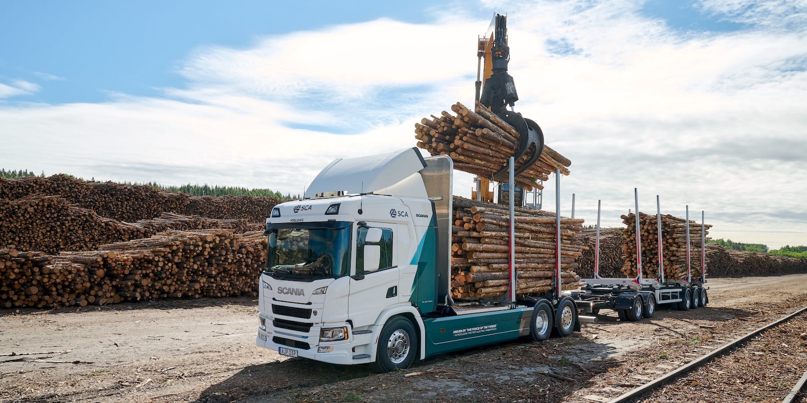 SCA and Scania are working together to develop electric timber truck for the forestry. The first vehicle came 2022 and transports timber between SCA’s terminal in Gimonäs and the paper mill in Obbola and the second truck will arrive in fall 2024 and be driven in the forest. For SCA, thi sis important steps towards sustainable transport solution and a fossil-free society.