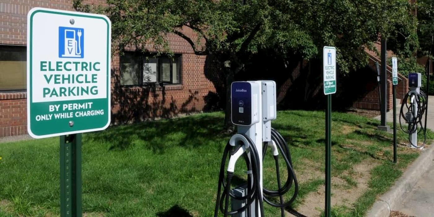 Solar powered EV chargers college - Auto Recent