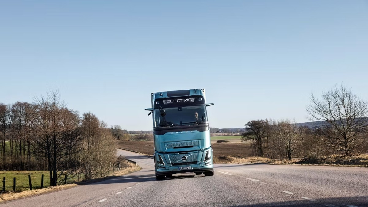 Volvo electric semi truck