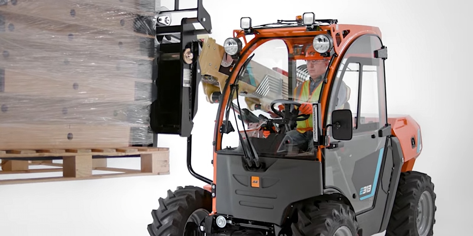 Designed for all-terrain and off-road use, the battery-powered E313 offers zero-emission and low-noise operation for moving materials around indoor construction, urban, residential, and municipal projects.