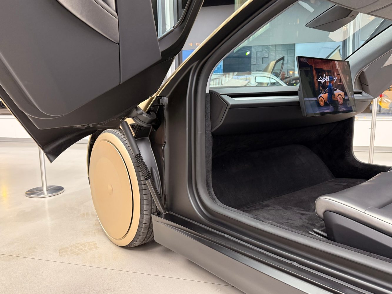 Tesla bu yıl size direksiyonu olmayan işe yaramaz bir araba satmak istiyor