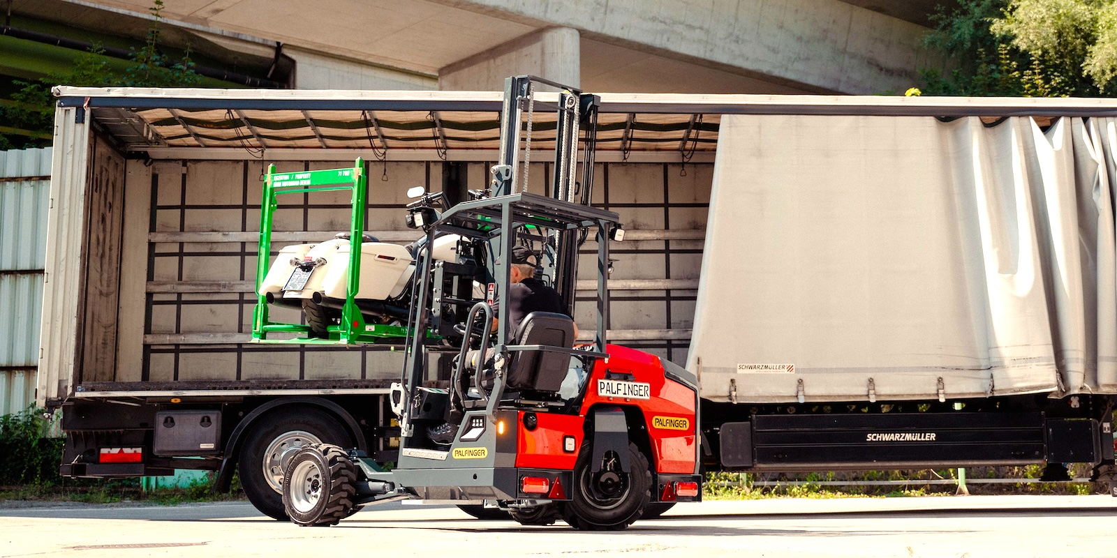 PALFINGER Unveils Truck-mounted Forklifts for Urban Construction