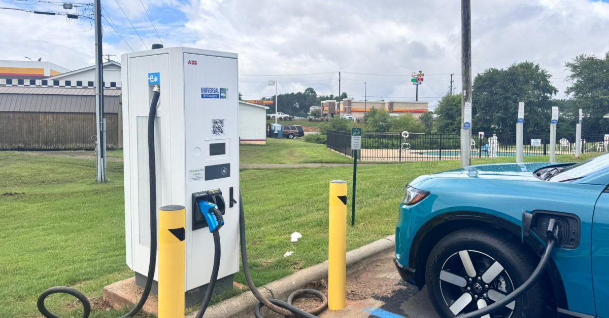 Universal EV Chargers debuts $15 flat-rate fast charging across Illinois