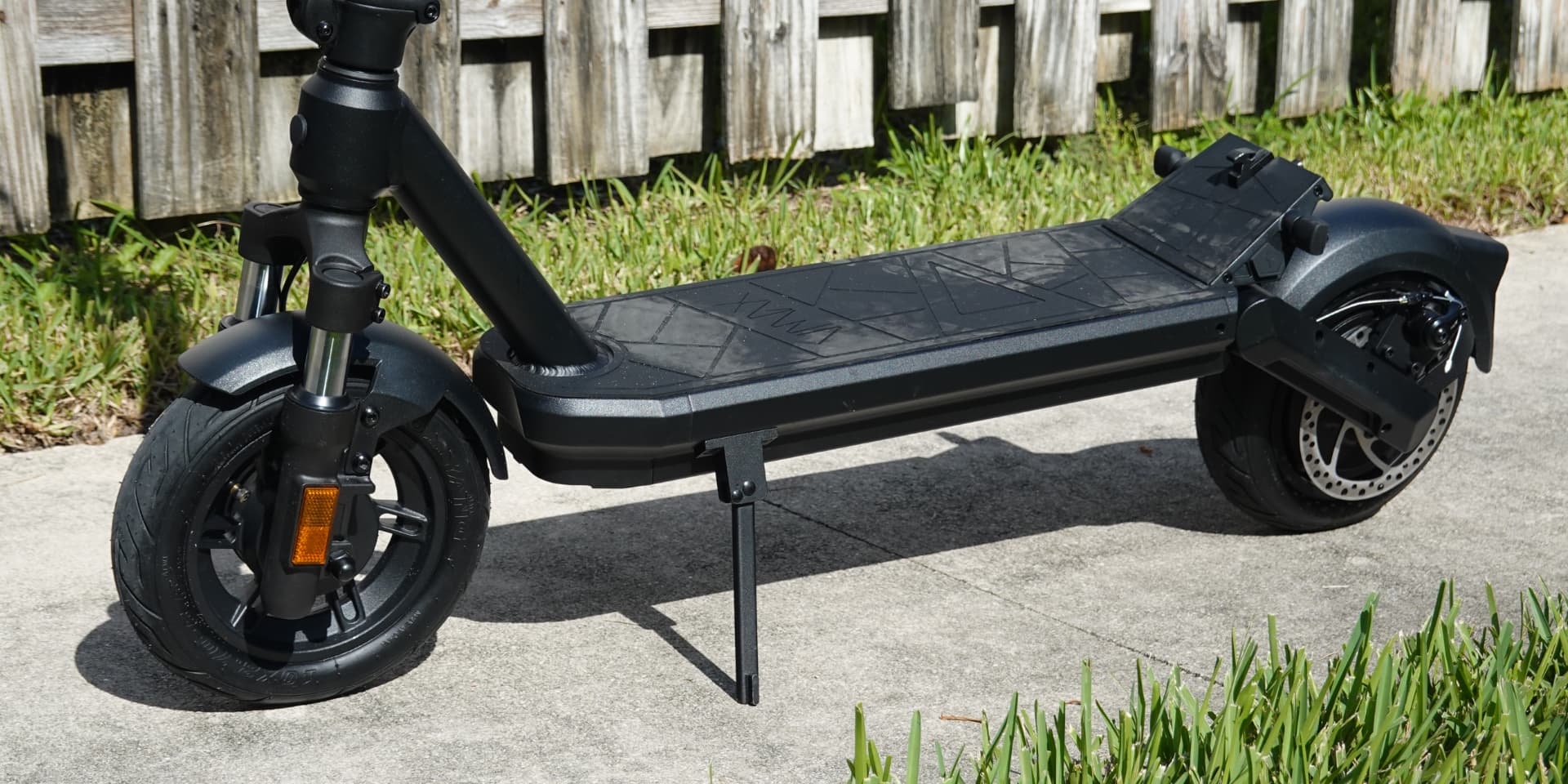 VMAX VX2 Hub 33 MPH e-scooter review: Fast yet surprisingly stable