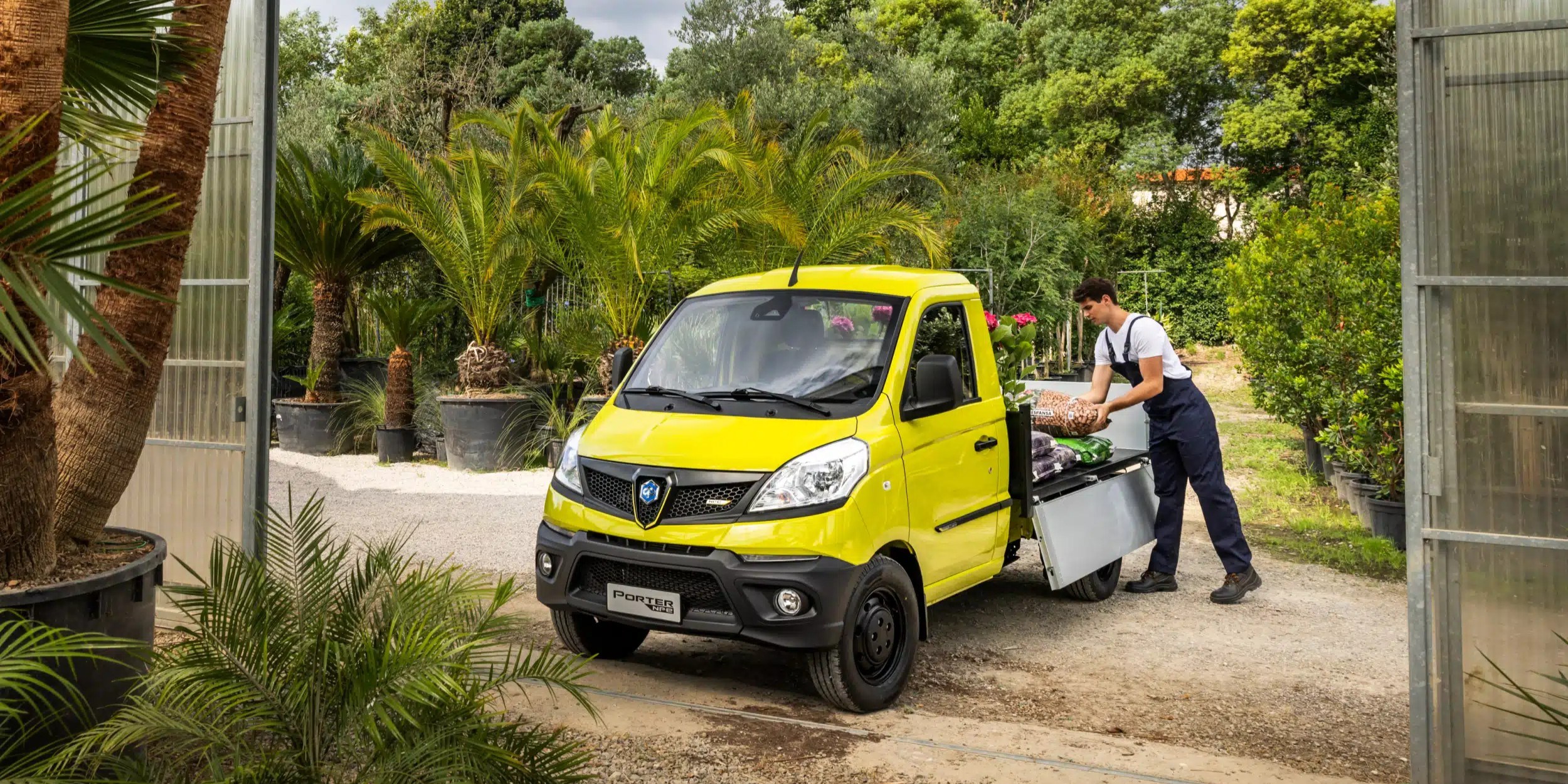 Porter Mini Auto E-quipment highlight: Piaggio Porter NPE micro truck gets it done
