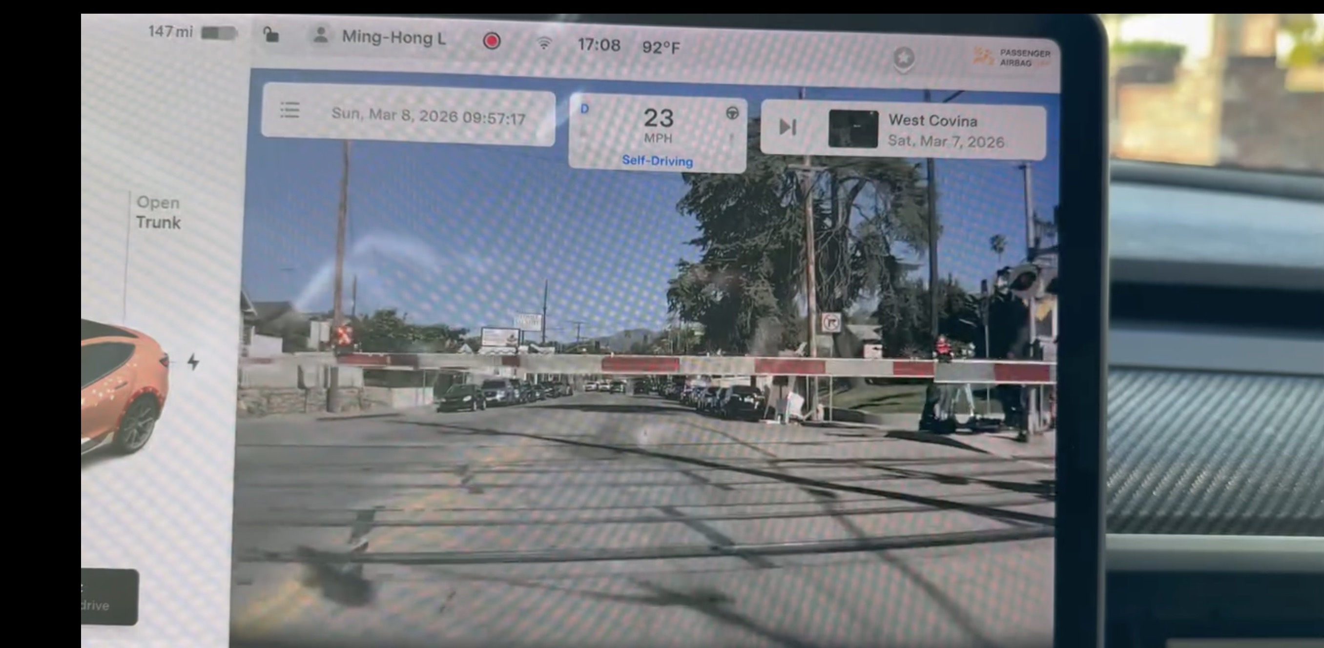 Tesla ‘Full Self-Driving’ drives through railroad…