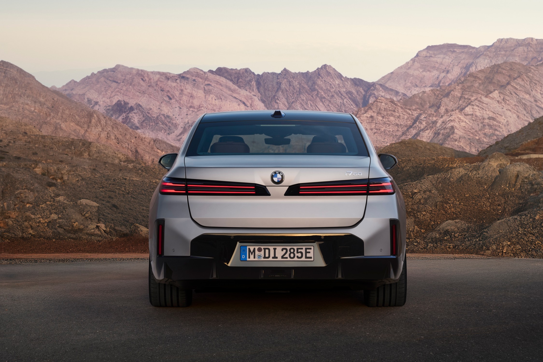 BMW-new-i7-EV-back