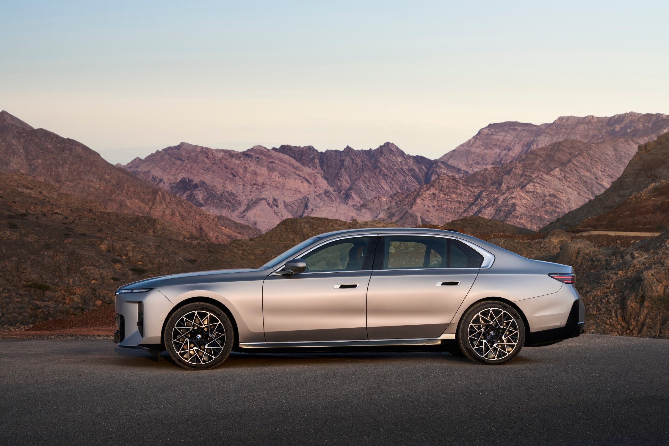 BMW-new-i7-EV-side