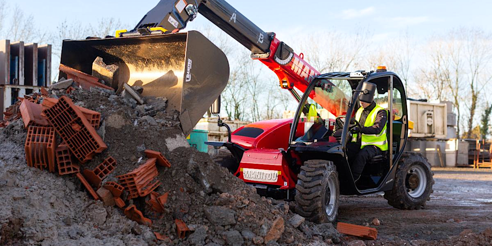 The MTA 519 features a skid steer quick attach system, which allows the machine to operate standard flow skid steer and CTL attachments