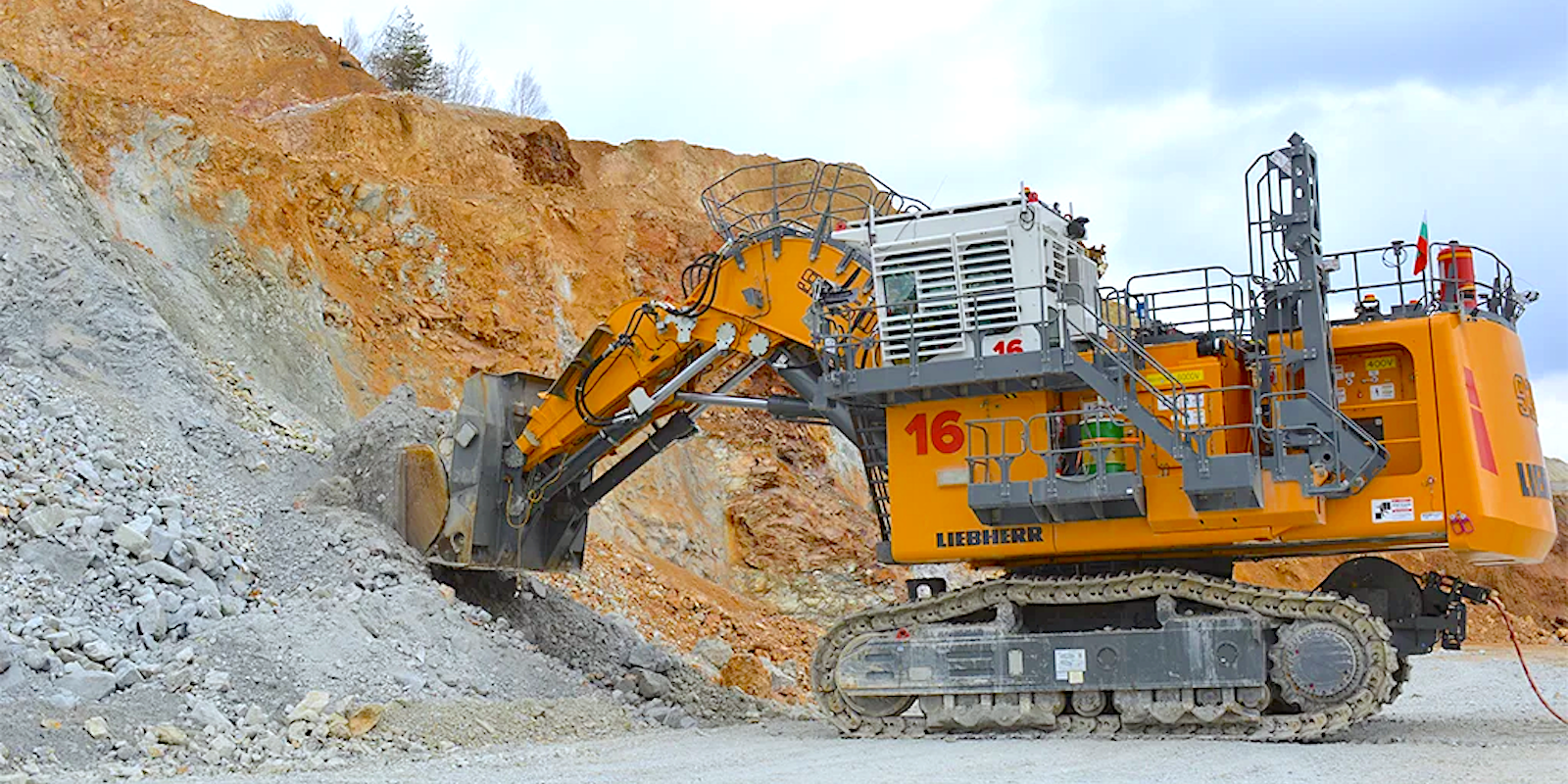 electrek.co - Jo Borrás - Liebherr delivers 330 ton electric excavator to Bulgarian copper mine