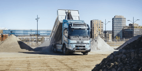 Volvo Trucks keeps pushing the boundaries for electric truck transport. With the launch of its new electric trucks with improved performance, flexibility and ranges up to 700 km, this is a new benchmark for electric heavy-duty trucks.