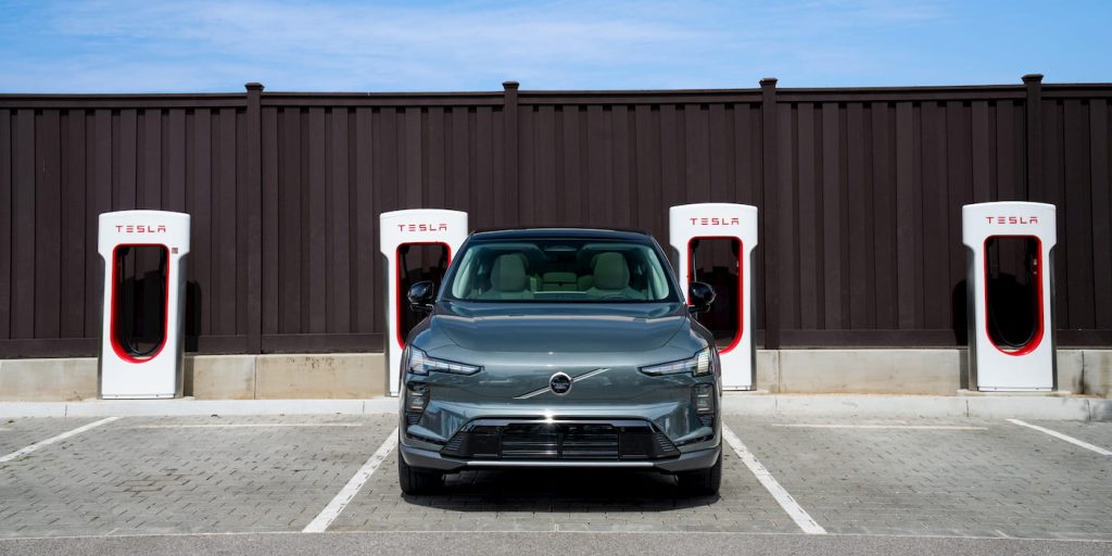 Volvo-EV-Tesla-Supercharger-EX60