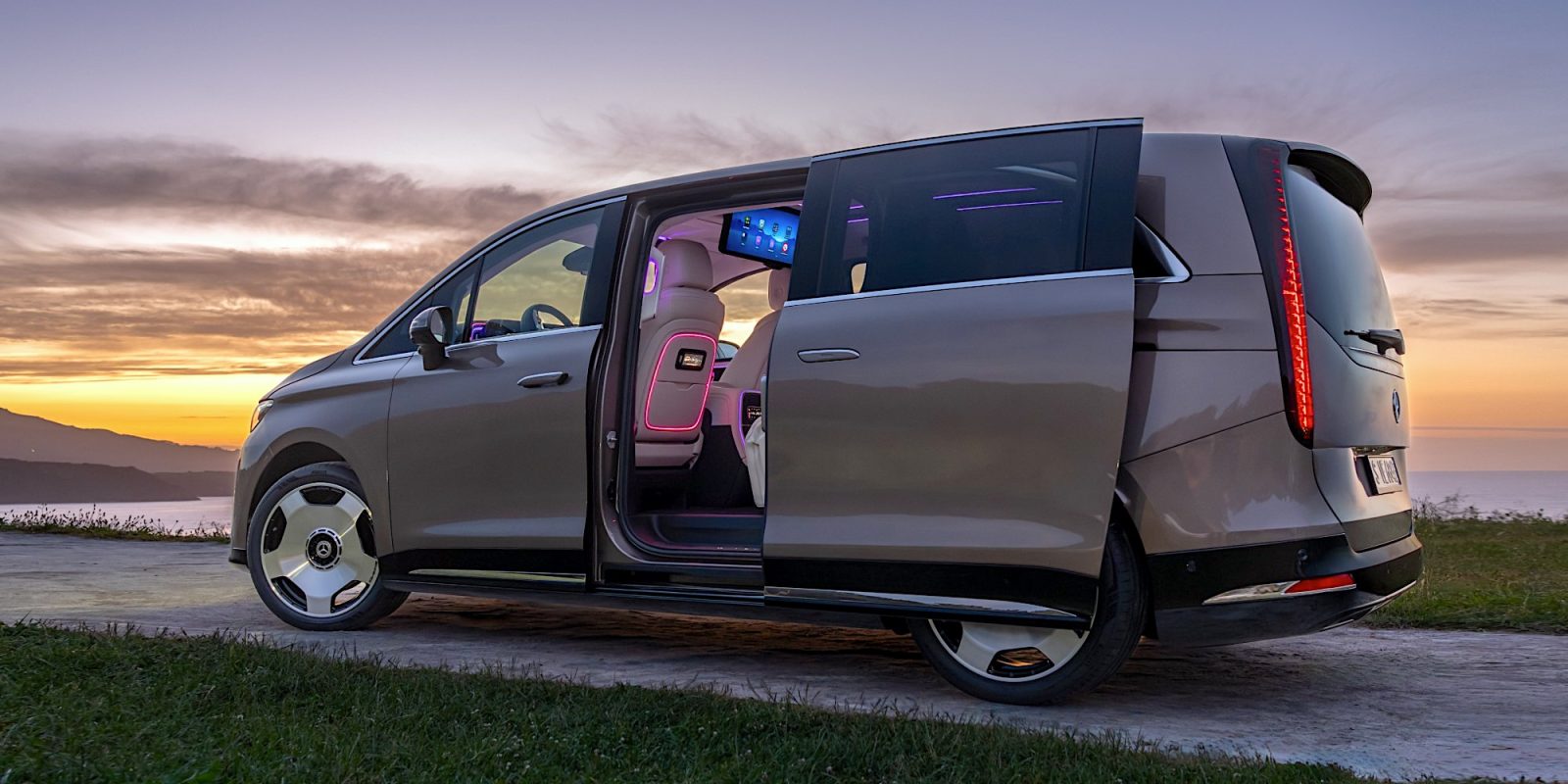 The all-new electric Mercedes-Benz VLE: combining limousine-like ride and handling with MPV-style versatility