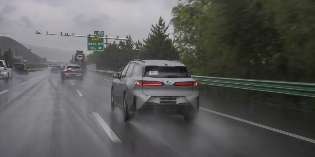 BMW-iX3-500-miles-range-rain