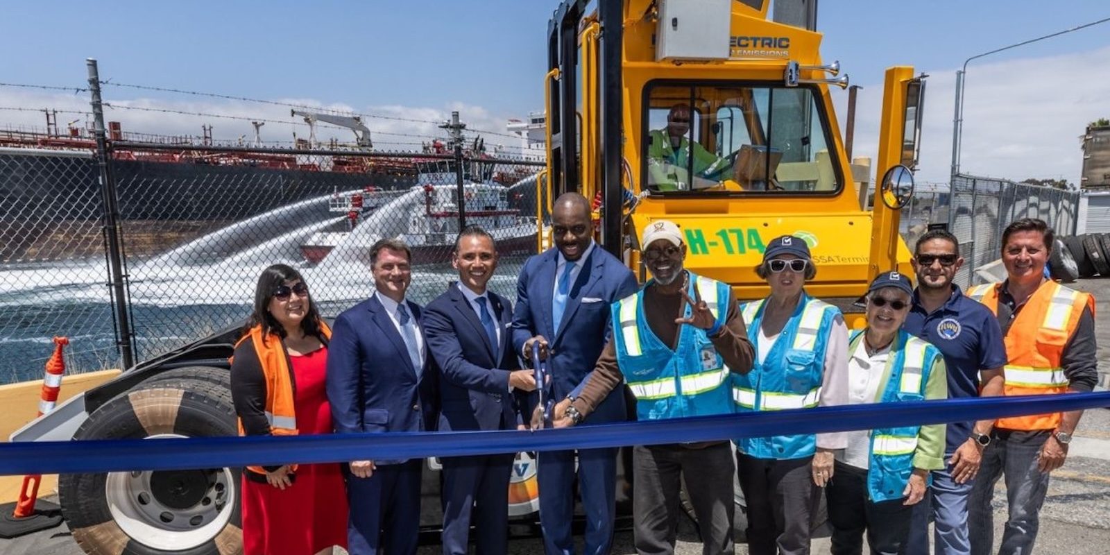 🚂 California State Transportation Agency Secretary Toks Omishakin visited the Port of Long Beach to see how a record $383 million grant from the state’s Port and Freight Infrastructure Program (PFIP) is being put into action to support 22,000 jobs, reduce emissions and build a modern, sustainable supply chain at one of America’s busiest ports. 🚢