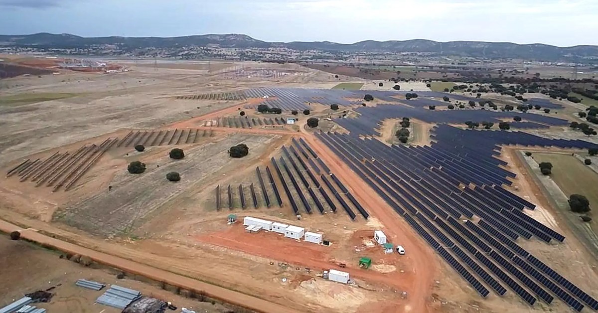 Tesla buys the entire output of a new 140 MW Texas solar farm