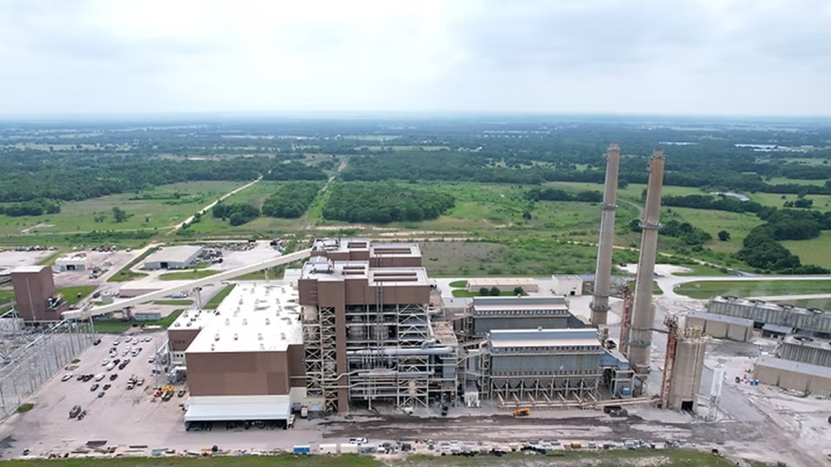 electrek.co - Michelle Lewis - A 1.2 GW solar farm is rising at a Texas coal site - but coal is staying