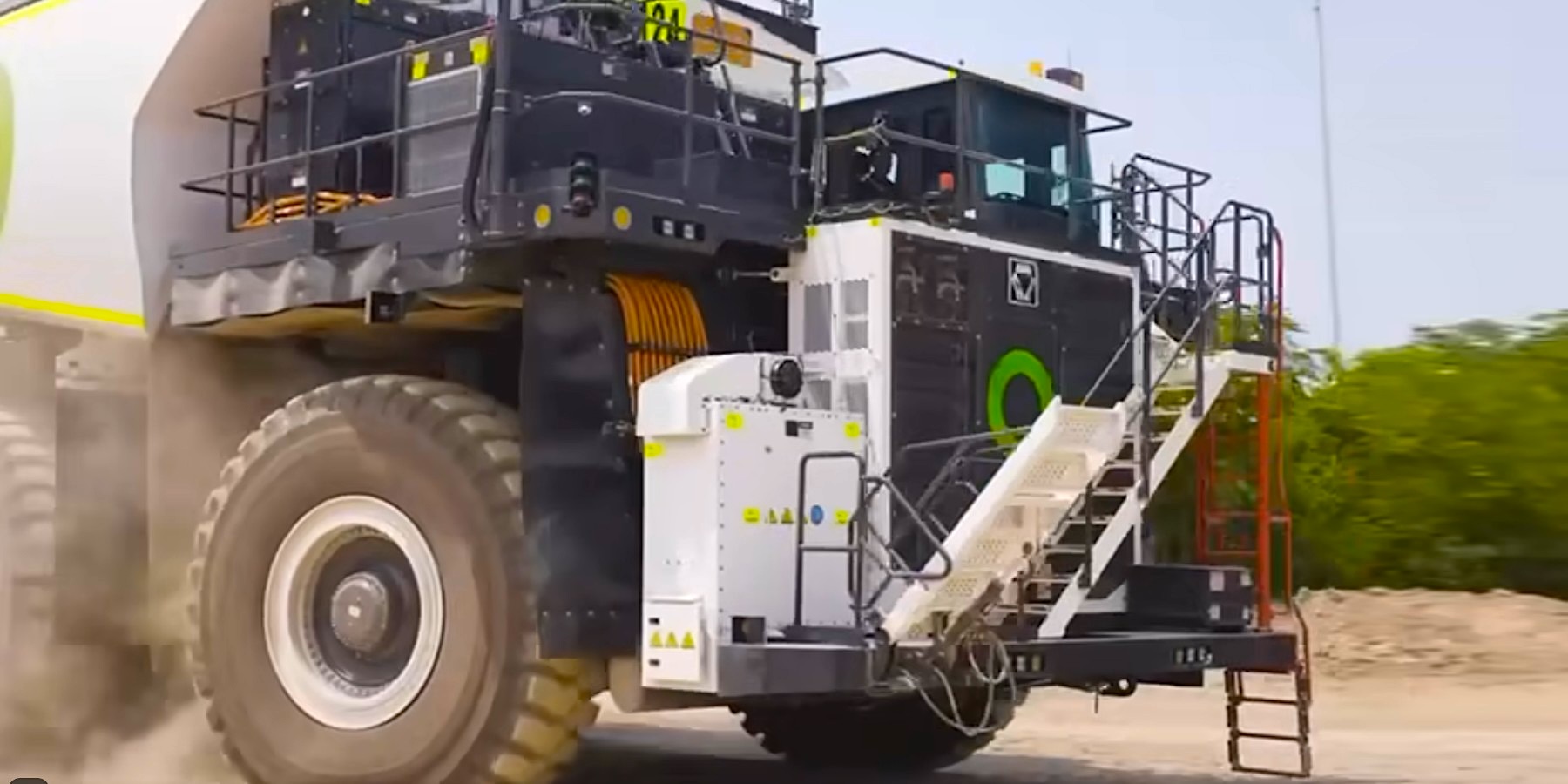 electrek.co - Jo Borrás - Another day at the office: Fortescue CEO test drives 150 ton haul truck [video]