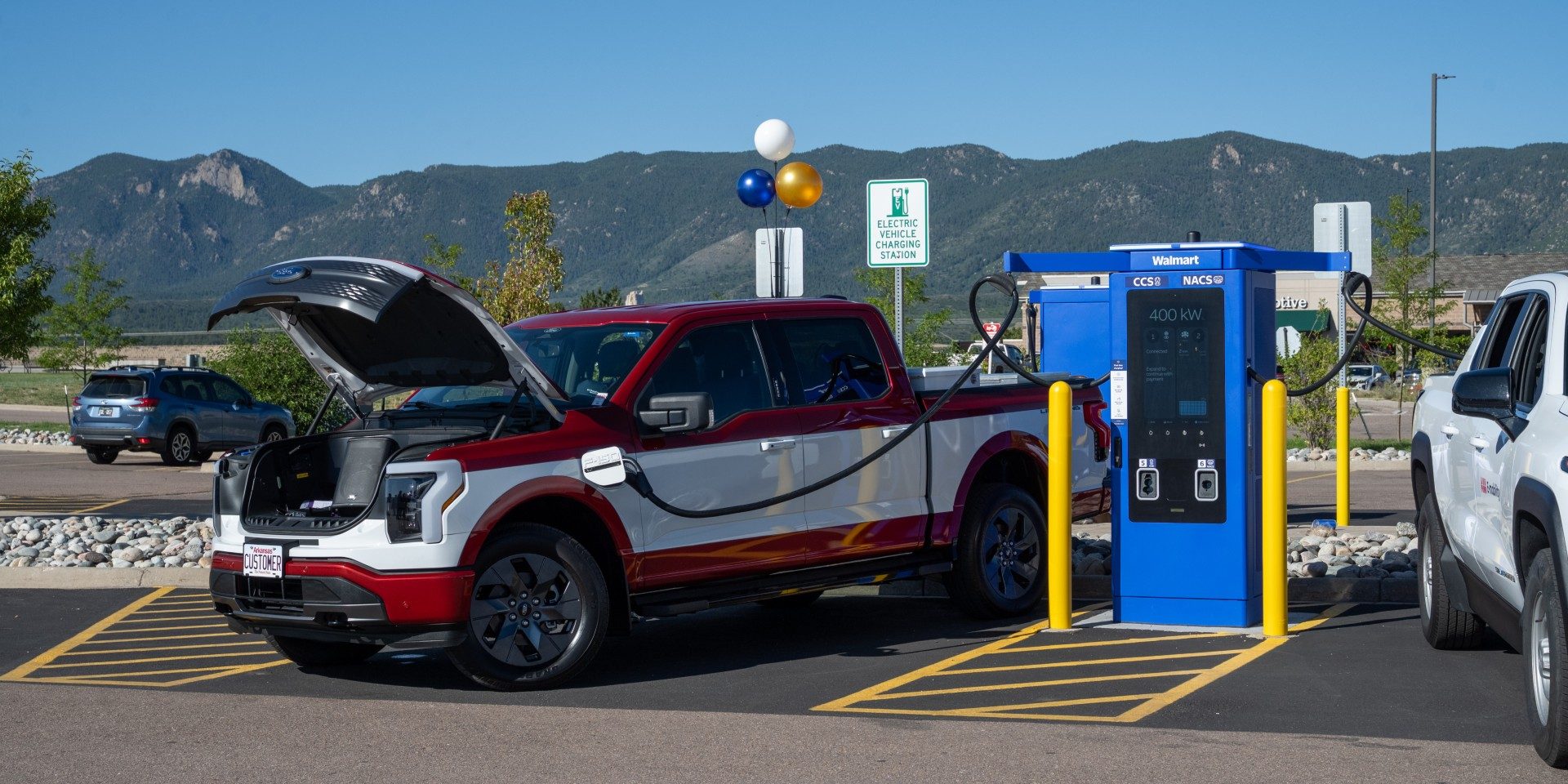 Walmart’s 400 kW EV charging network just hit 100 stores