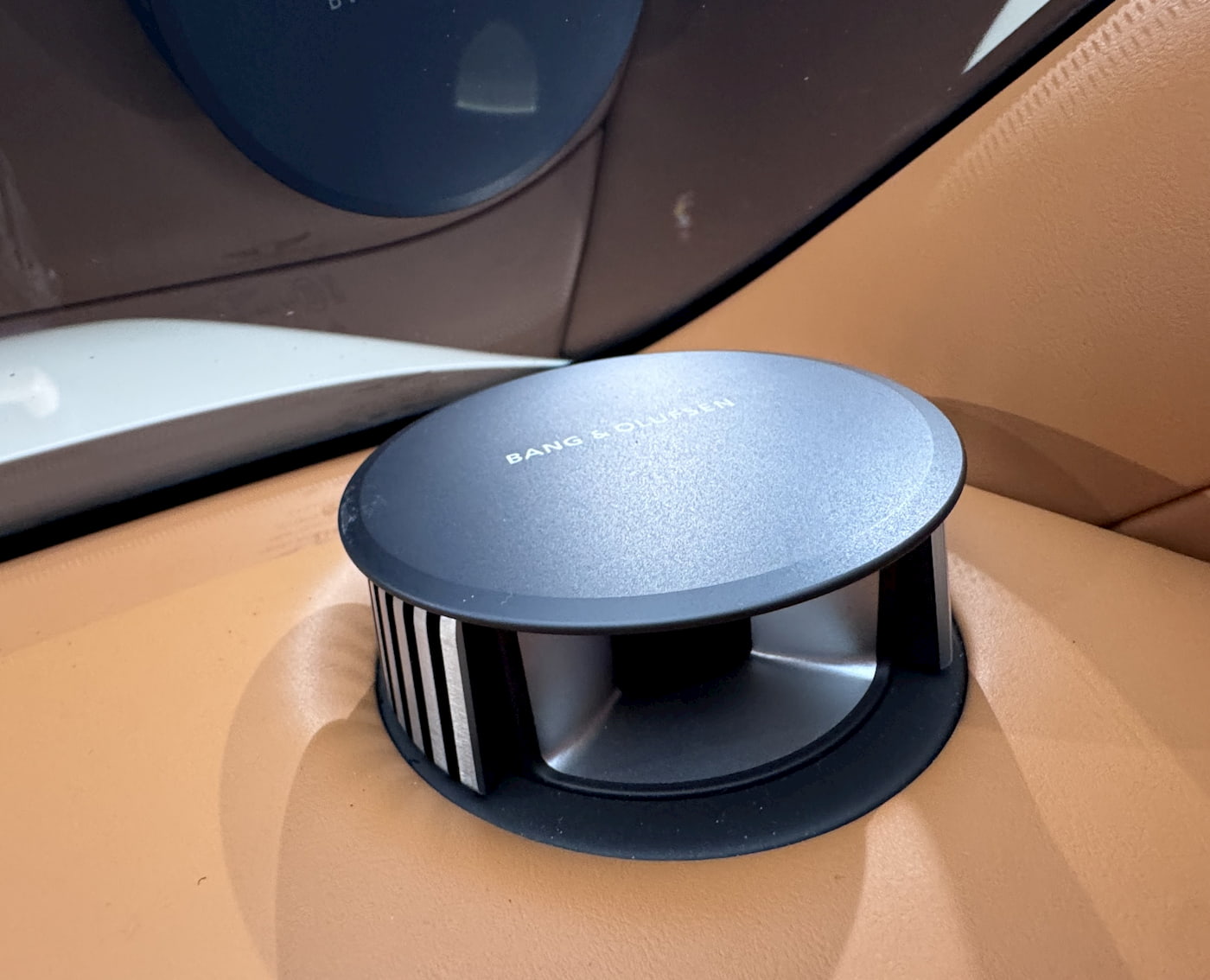 Genesis-GV90-premium-speakers