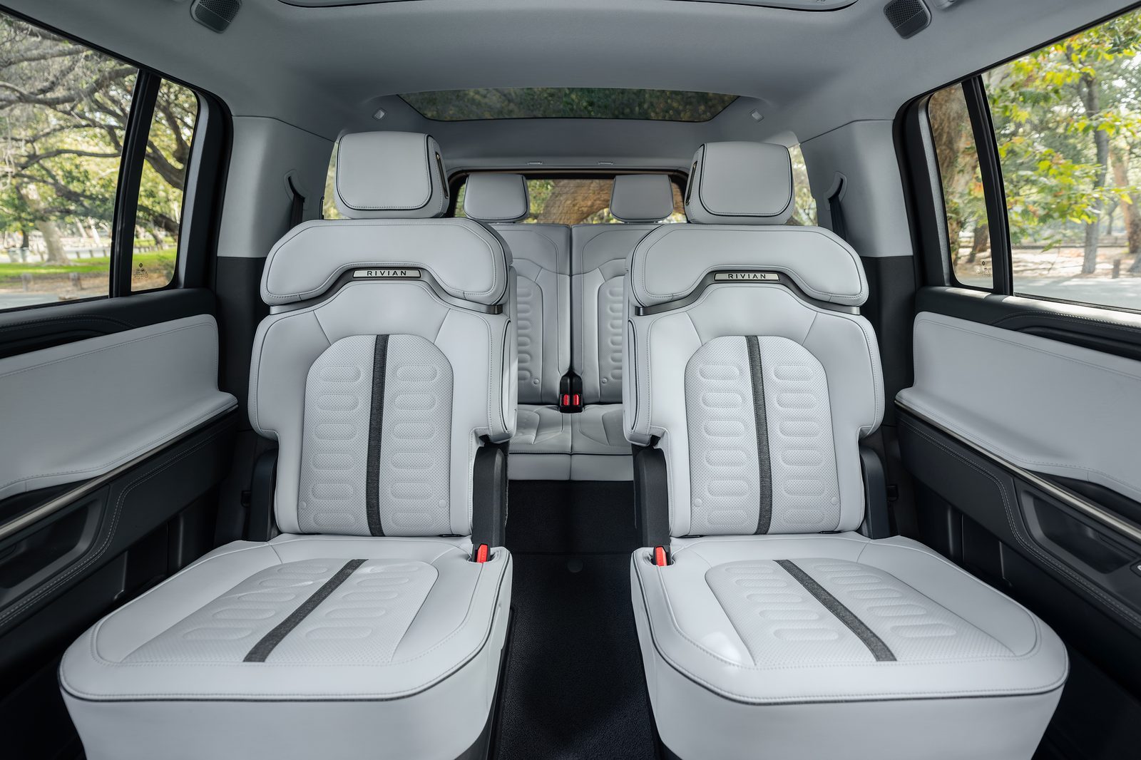Rivian’s 2027 R1S adds captain’s chairs, its&hellip;