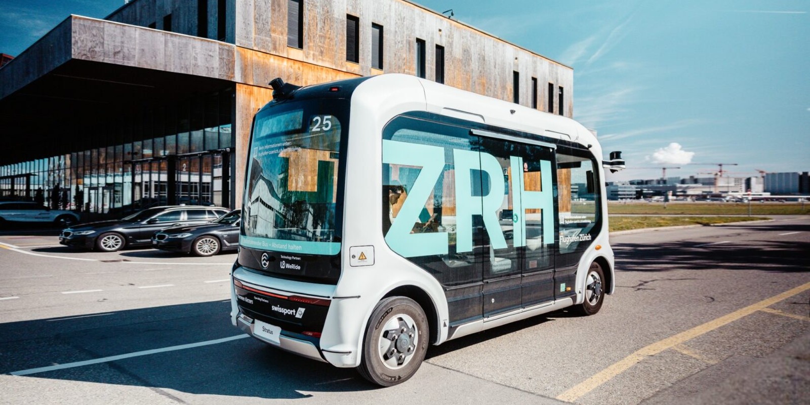 Zurich Airport has reached a significant milestone with its pilot project for automated driving. As one of the first airports in Europe, two shuttle buses are now operating fully automated on the airport premises, with no safety driver on board. Monitoring is carried out from a remote cockpit. The first fully automated trips took place beginning of September.