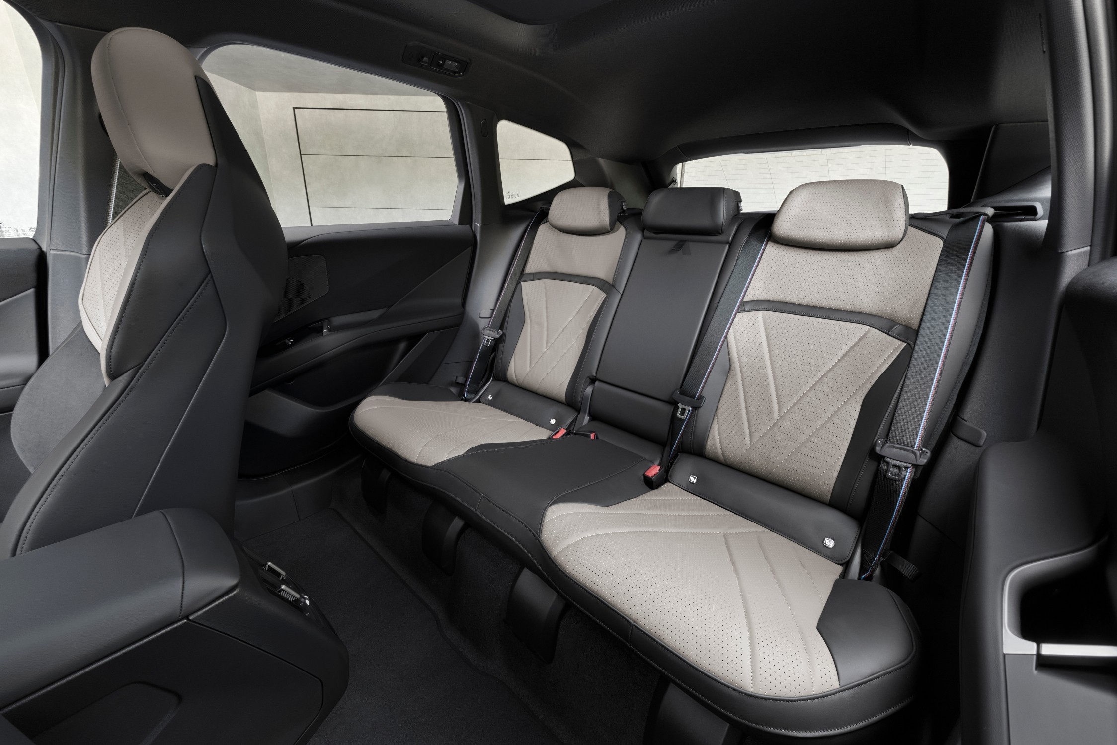 BMW-iX3-M60-interior
