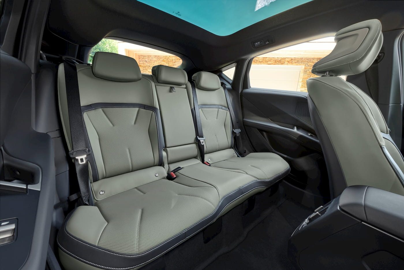 BMW-iX4-interior-space