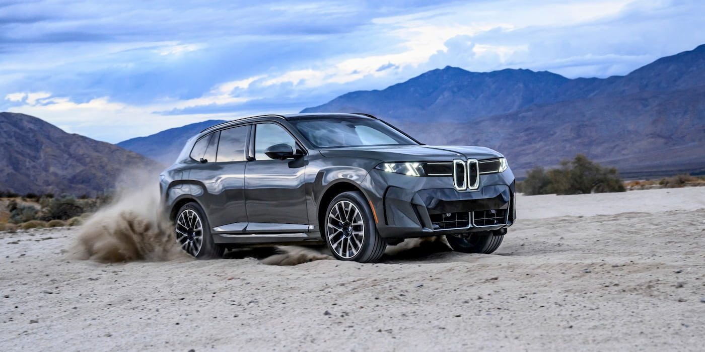 BMW'nin yeni iX5 Modeli Eski X5'in Yanında Büyük Bir Yükseltme Gibi Görünüyor