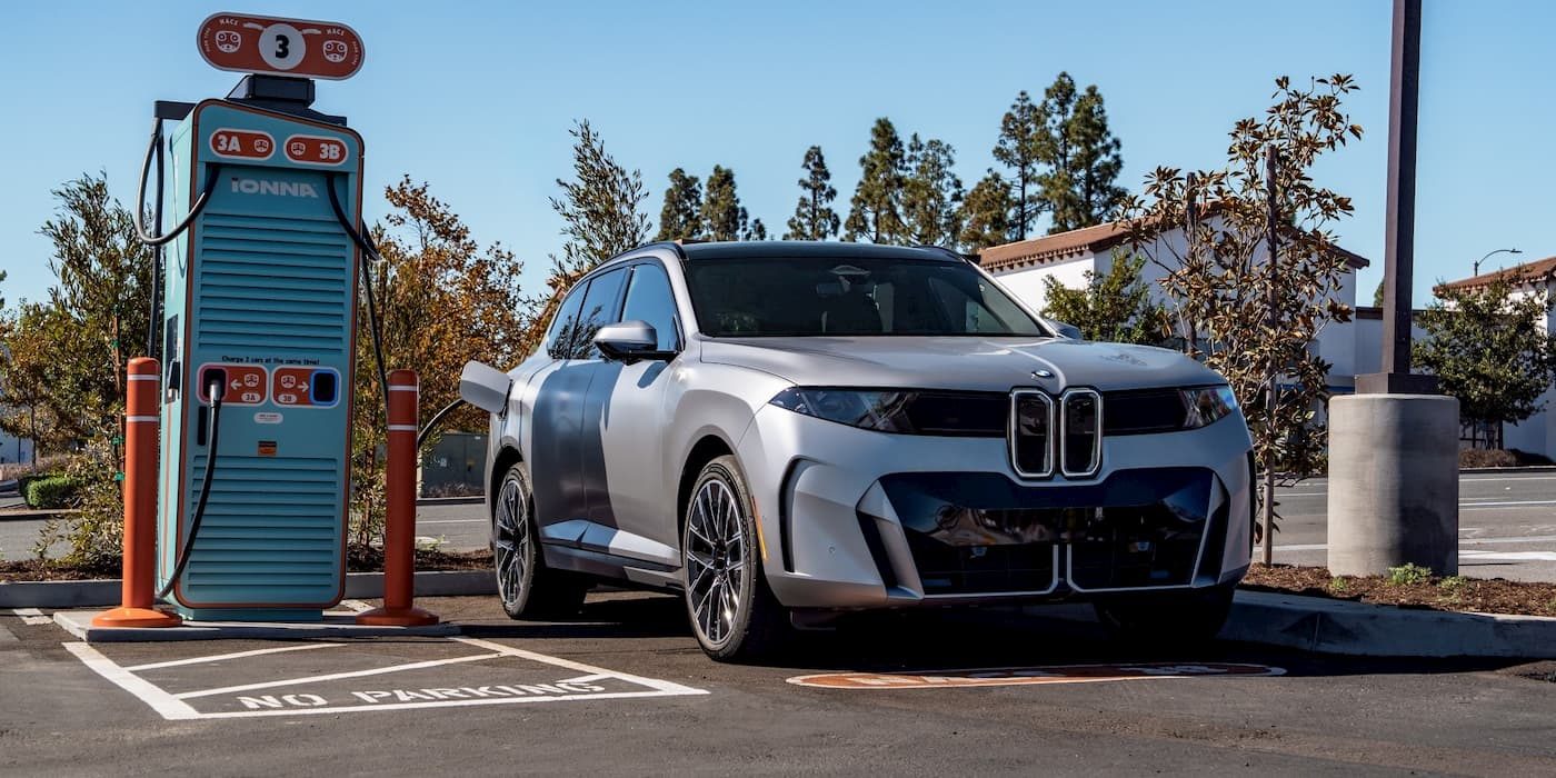 BMW iX5 показал мощность зарядки до 460 кВт во время первой публичной демонстрации быстрой зарядки