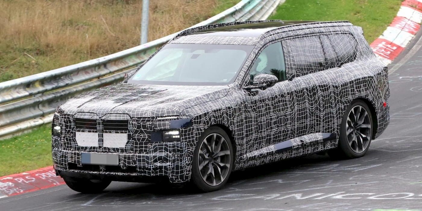 BMW'nin ilk üç sıralı elektrikli SUV'u neredeyse yolda: İşte iX7'ye ilk bakış