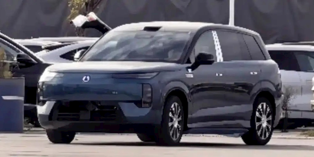 BYD-Denza-N8-EV-spotted