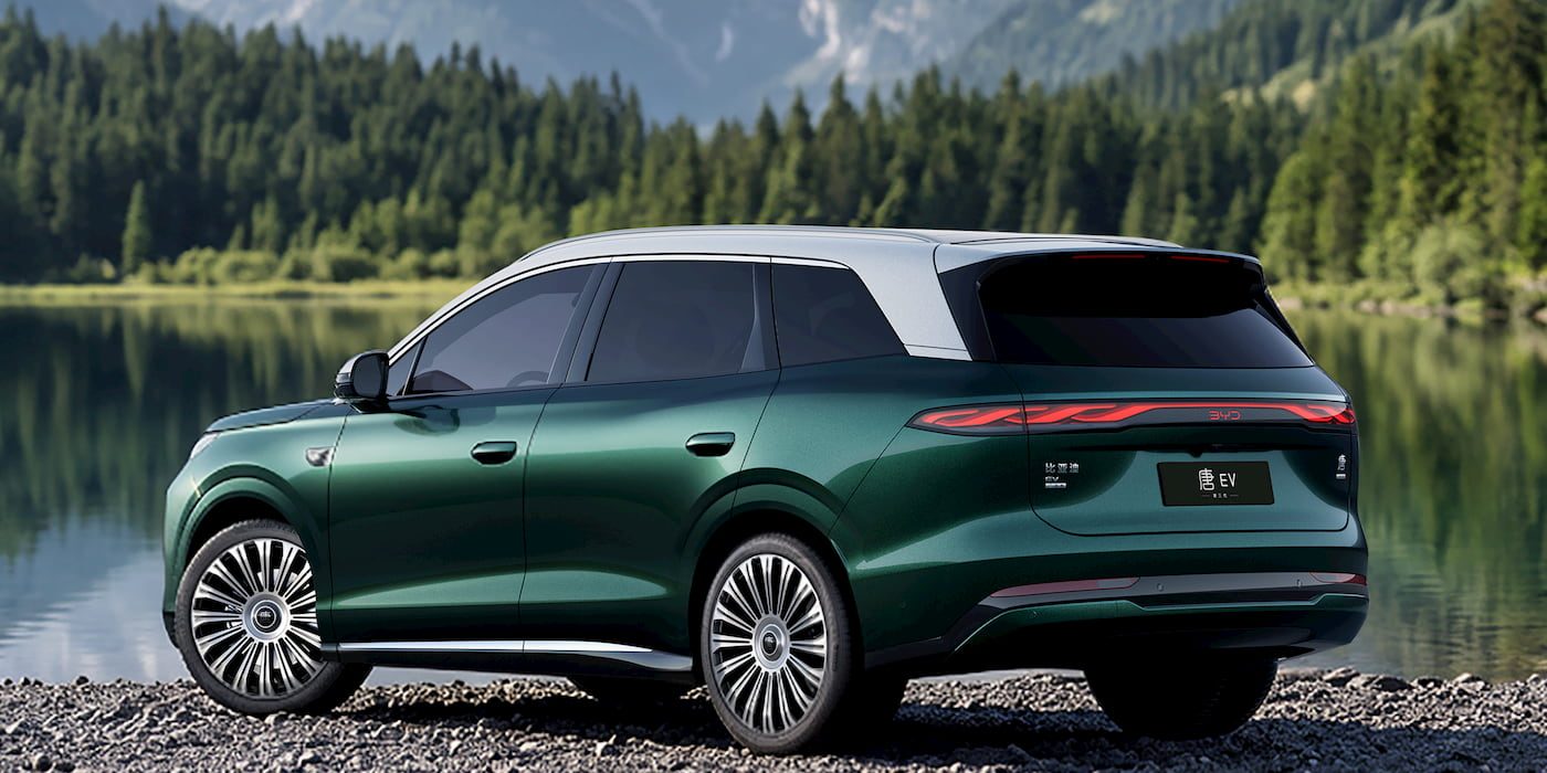 BYD reveals tech-savvy 5-seat SUV interior with two massive…