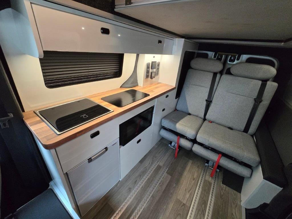 Dapur Kia PV5 i-Camper dengan kompor induksi dan sink
