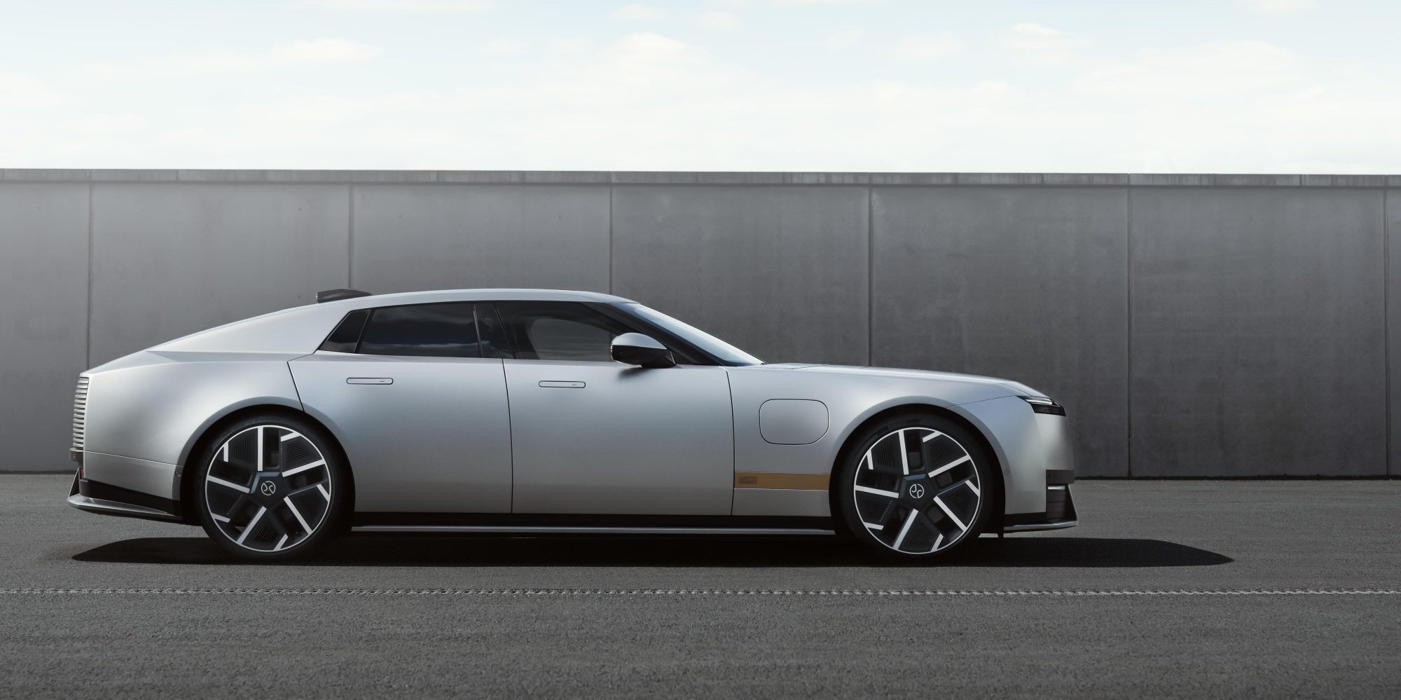 Спорный электромобиль Type 01 от Jaguar выглядит так, будто на нём ездил бы злодей из комиксов