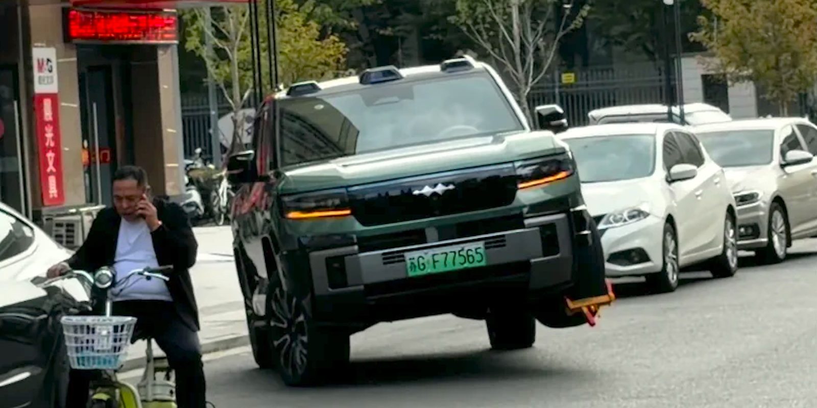 Вот это да: на BYD Denza B8 установили блокиратор колеса, а водителю всё равно [видео]