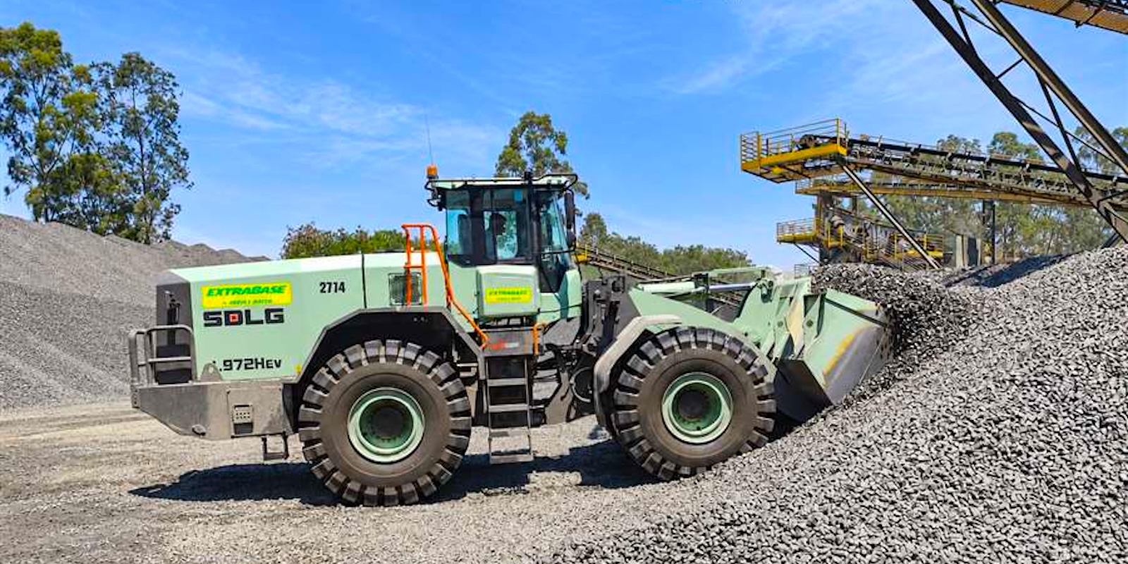 Six electric SDLG wheeled loaders are set to enter operation in Brazil after distributor Tracbel completed what it says is the manufacturer’s first sale of electric machines in the country.
