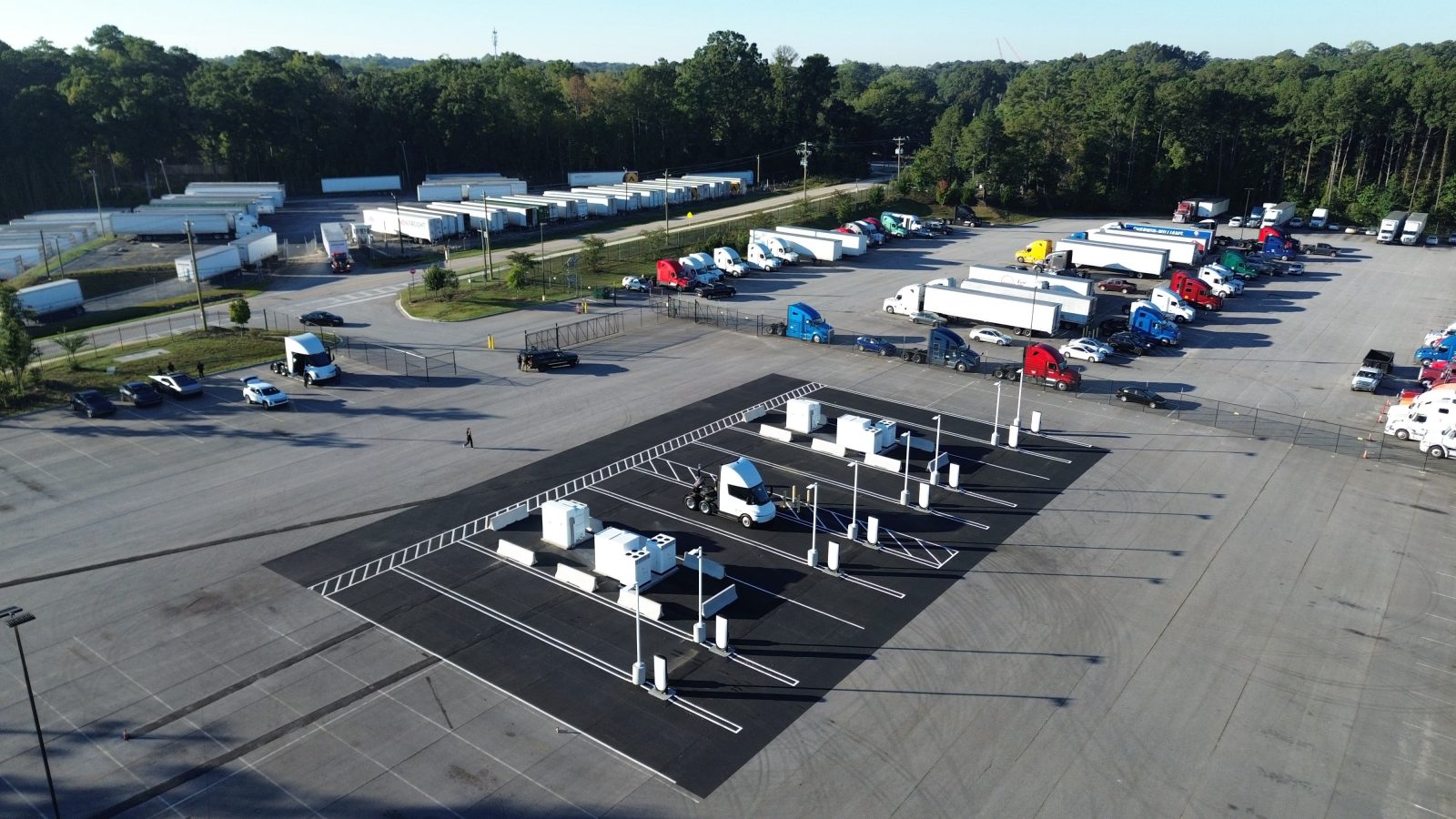 Tesla открыла 14 зарядных мест Megacharger для Semi между Атлантой и Саванной